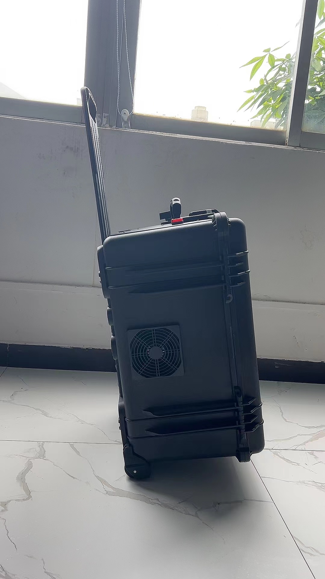  浮梁手拉箱型移动通信干扰器